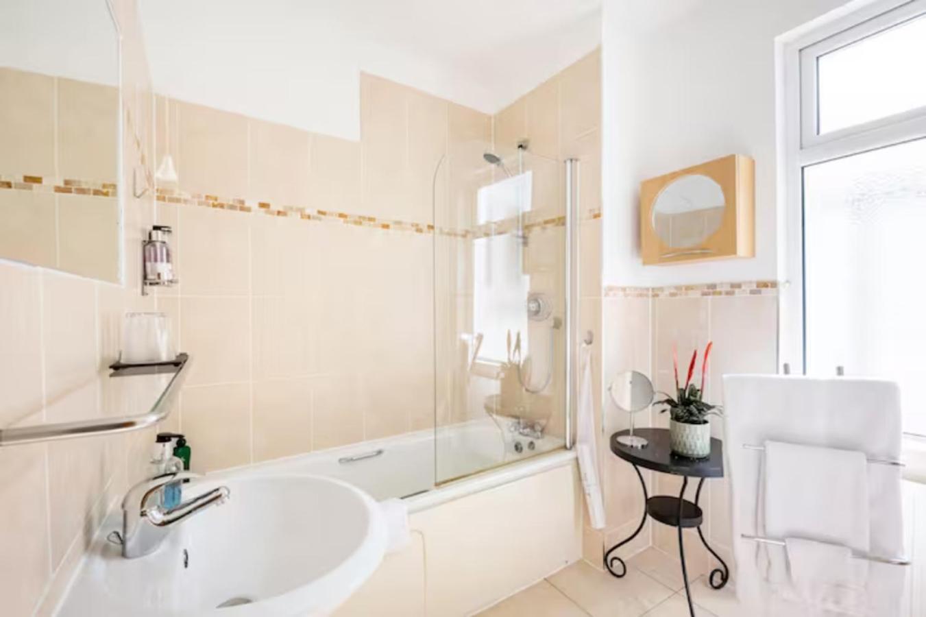 Room With Private Bath In Pontcanna Cardiff Eksteriør bilde